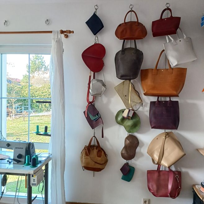 Krásný den, přátelé. Po podzimnich prázdninách mě od šití odvedla nutnost přeorganizovat ateliér. Úplně od základu....